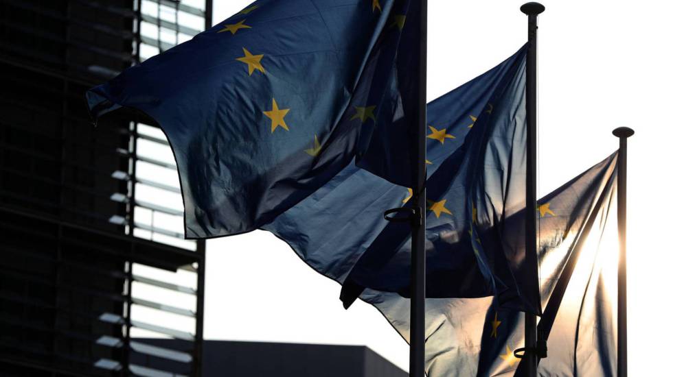 Banderas de la UE ante la sede de la Comisión Europea. rn 