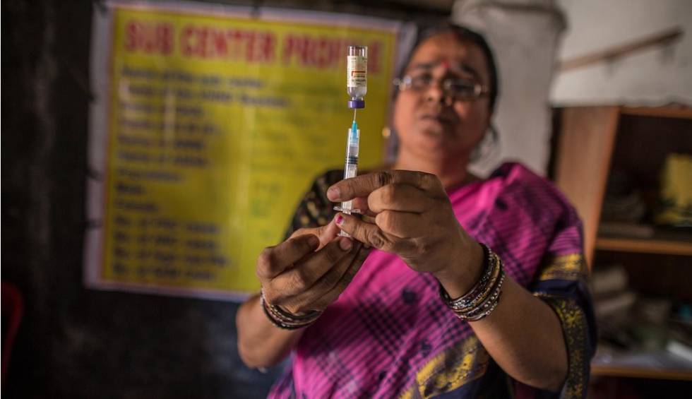 Una enfermera de la localidad india de Jamarasuan prepara una vacuna durante una campaÃ±a de inmunizaciÃ³n infantil.