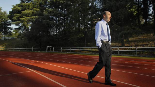 Alfredo Pérez Rubalcaba, en una pista de la Complutense en junio de 2011.