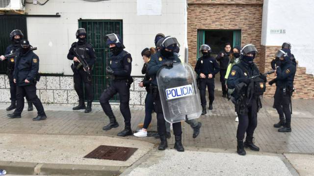 Agentes, en una operación policial de Algeciras.