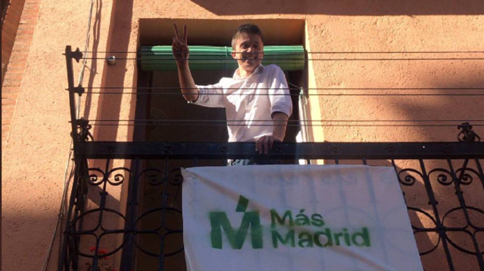 Errejón en el balcón de un vecino de Vallecas. rn 