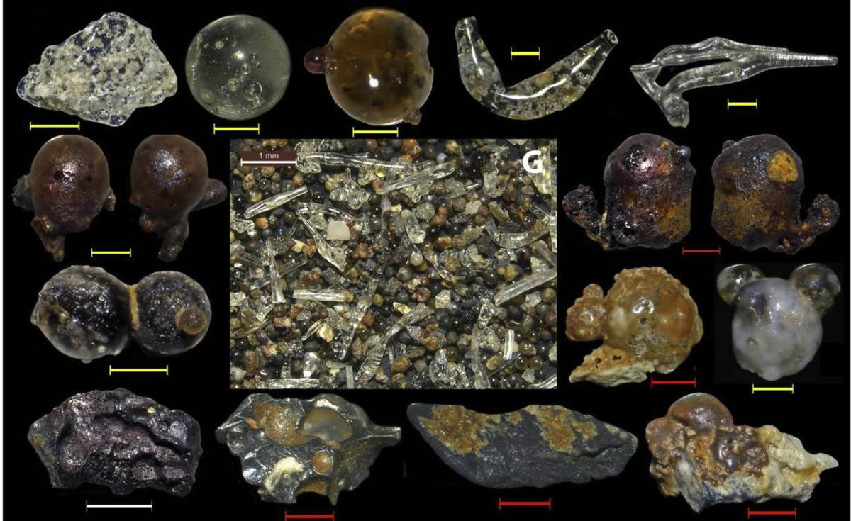 Algunos de los materiales vítreos hallados en las playas cercanas a Hiroshima.