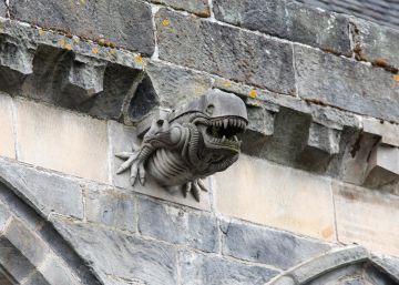 Alien y Darth Vader en la catedral