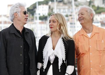 Jim Jarmusch (en el centro) con el reparto.