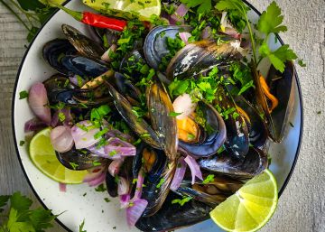 Mejillones con sidra y chalotas