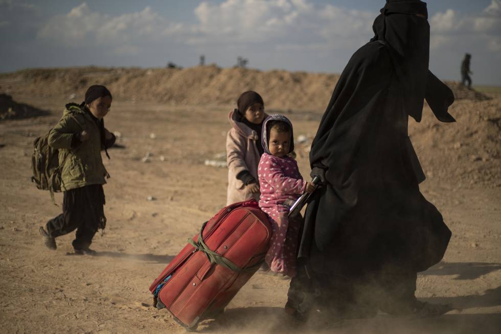 Una mujer sale con sus hijos de Baghouz, Ãºltimo reducto del ISIS en Siria, el pasado 6 de marzo.