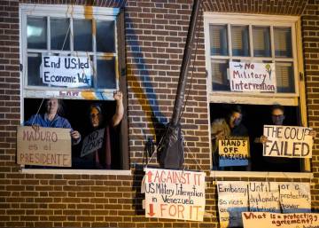 La policía desaloja a los activistas de la Embajada en Washington