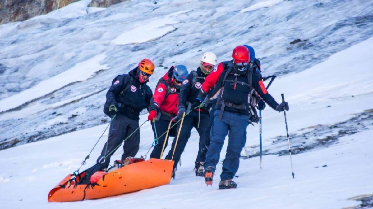 El equipo de rescate transporta el cadáver.