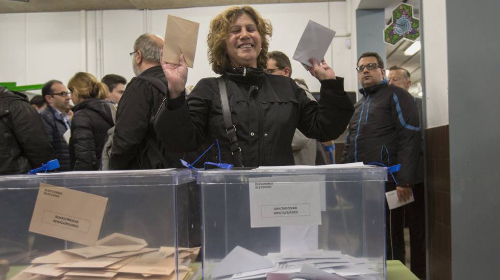 Una mujer vota en el colegio electoral de los Salesianos de Sarrià, Barcelona en las elecciones del 28A.