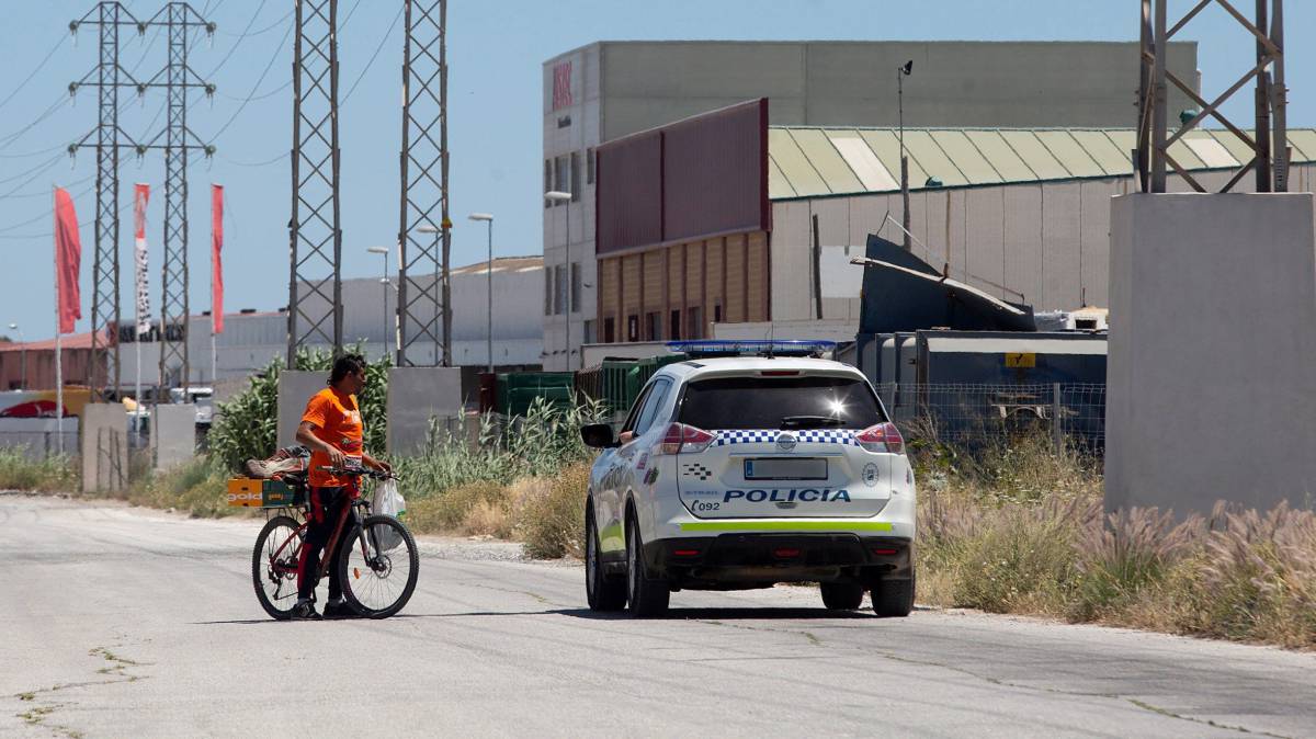 Un coche de policía, en el polígono Santa Teresa.