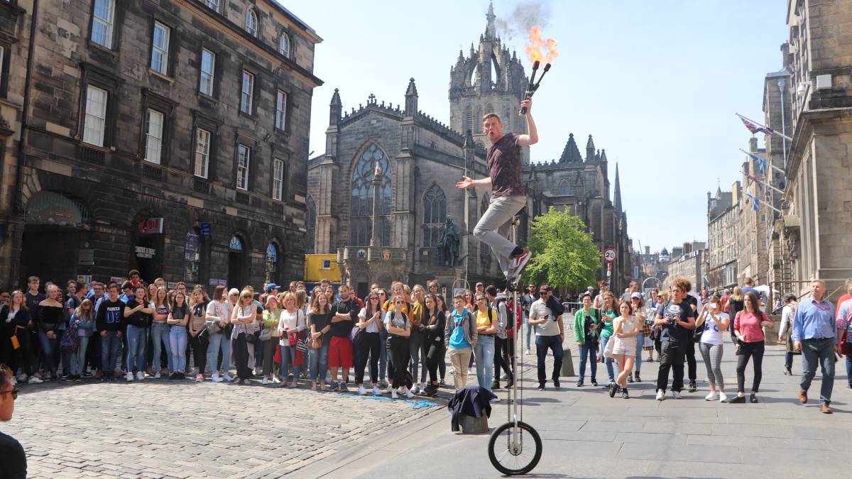 Espectáculo callejero en la Royal Mile.