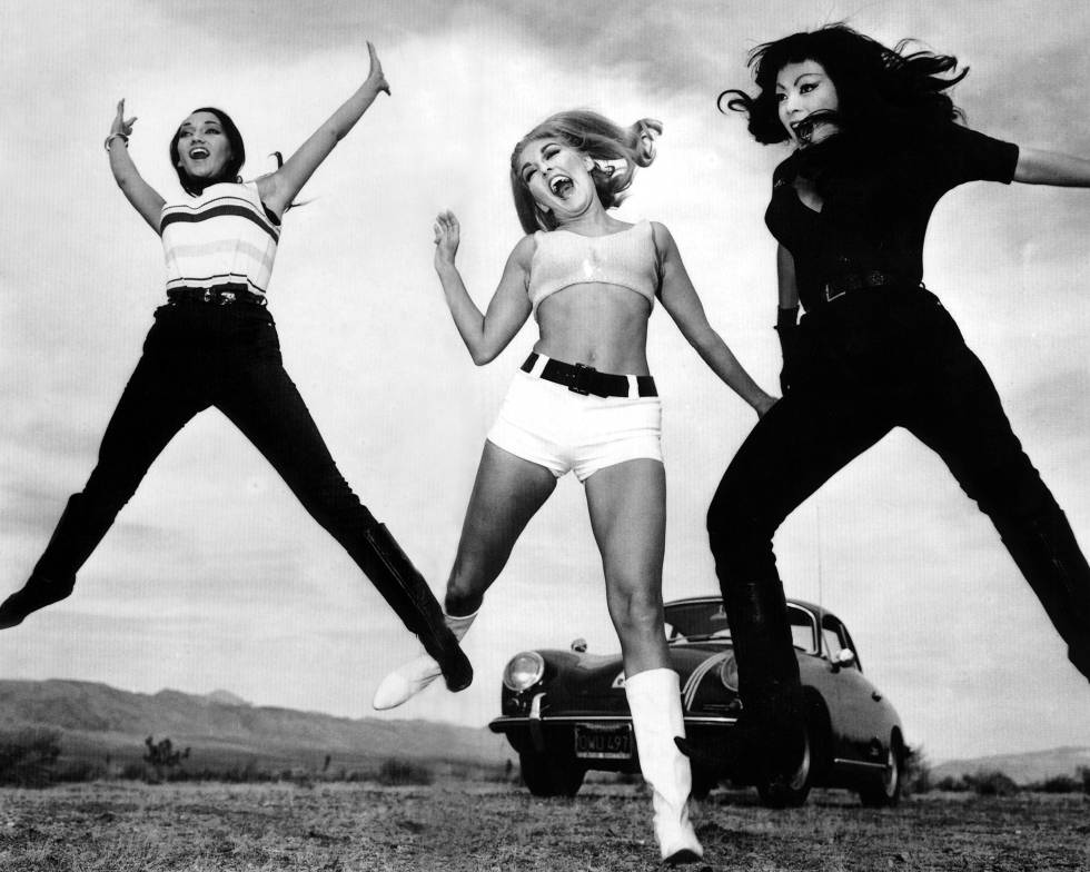 De izquierda a derecha, las actrices Haji, Lori Williams y Tura Satana en la película 'Faster, Pussycat! Kill! Kill!', dirigida por Russ Meyer en 1965.