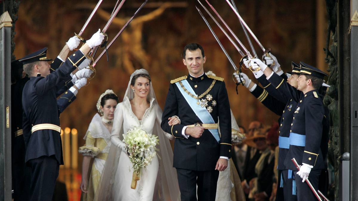 Los PrÃ­ncipes de Asturias salen de la catedral de la Almudena el dÃ­a de su boda