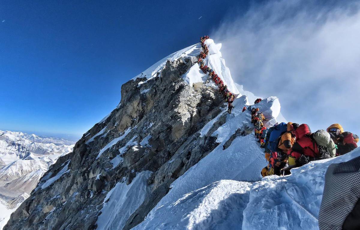 Alpinistas esperan en la arista cimera del Everest, el pasado miércoles.