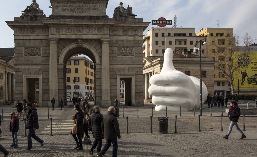Escultura con un símbolo de 'me gusta' en Milán, en marzo.