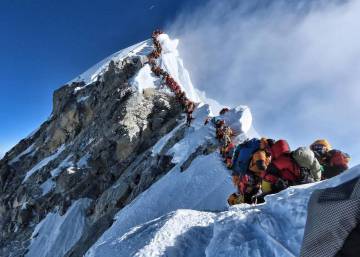Ocho muertos en el Everest en pleno atasco para hacer cumbre