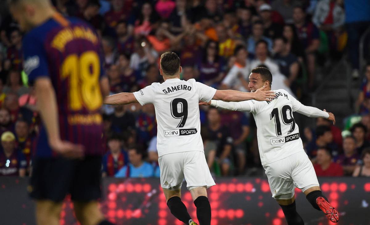 Rodrigo y Gameiro celebran el segundo gol del Valencia.