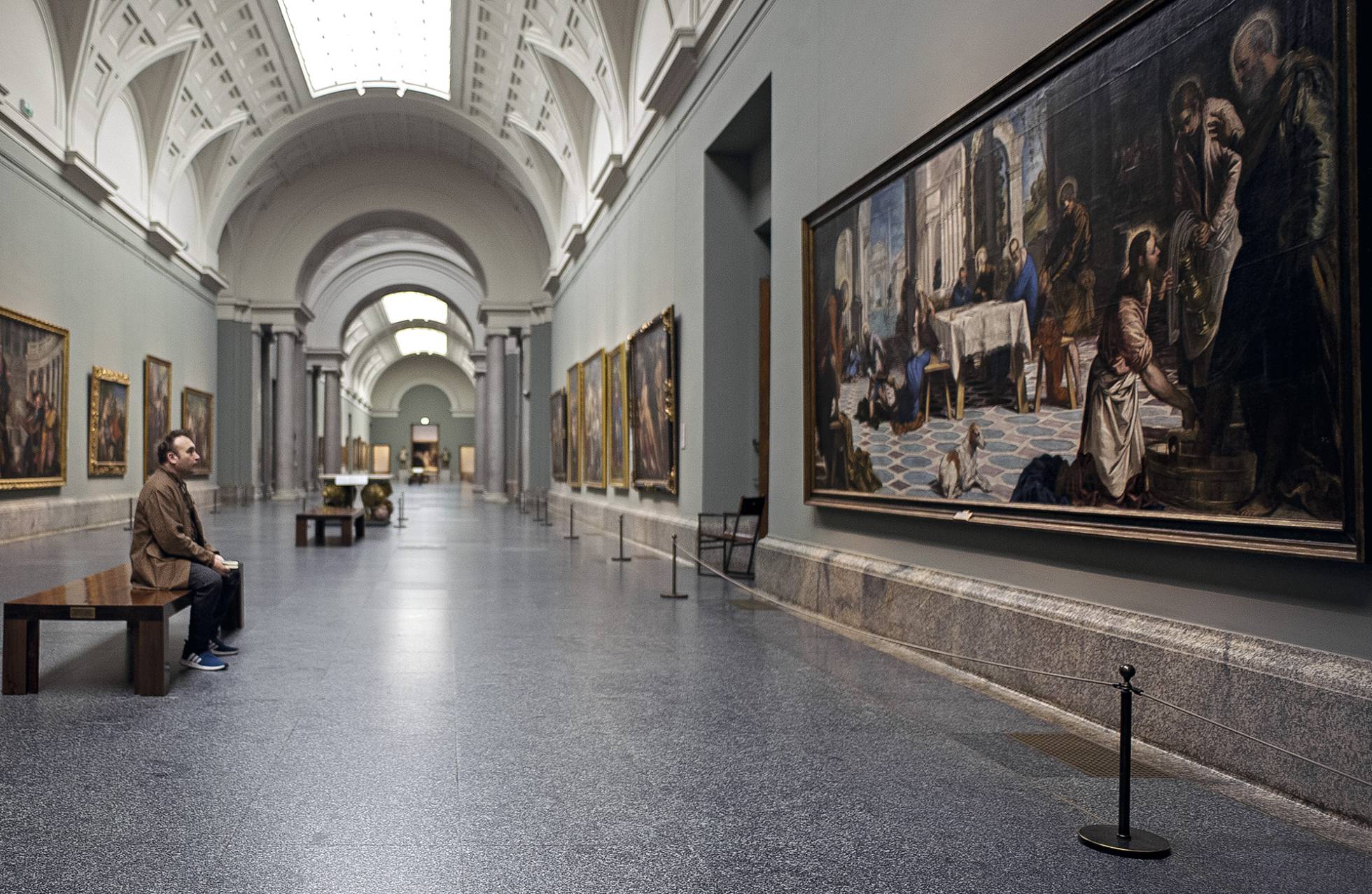 Miquel Barceló, libreta y lápiz en mano, contempla fascinado la inmensidad  de 'El lavatorio', de Tintoretto, en la galería central del Museo del Prado.