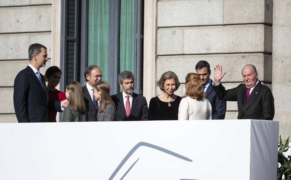 Don Juan Carlos saluda en los actos de conmemoración del 40º aniversario de la Constitución.
