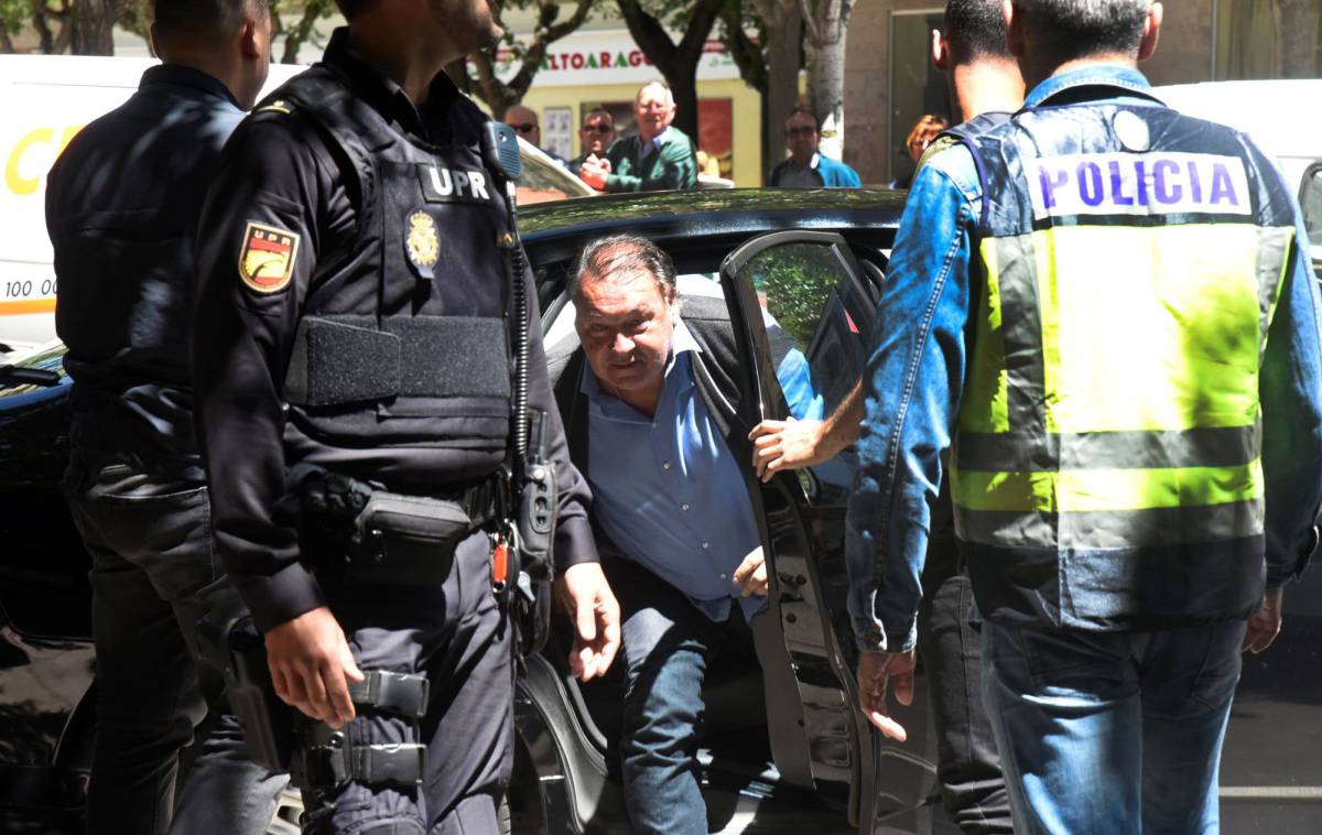 El presidente del Huesca, Agustín Lasaosa, tras ser detenido.