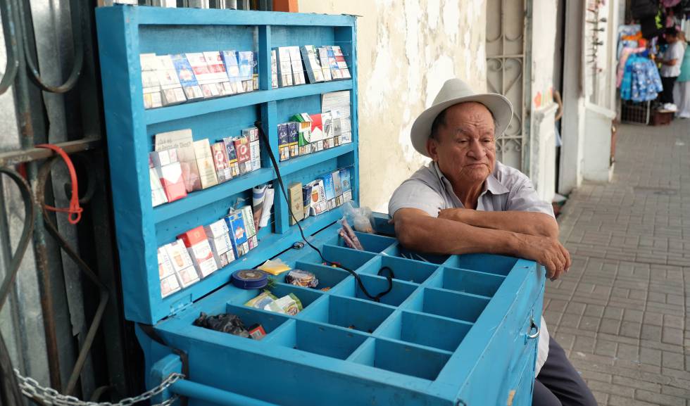 Un vendedor de tabaco en Ansermanuevo, Colombia.