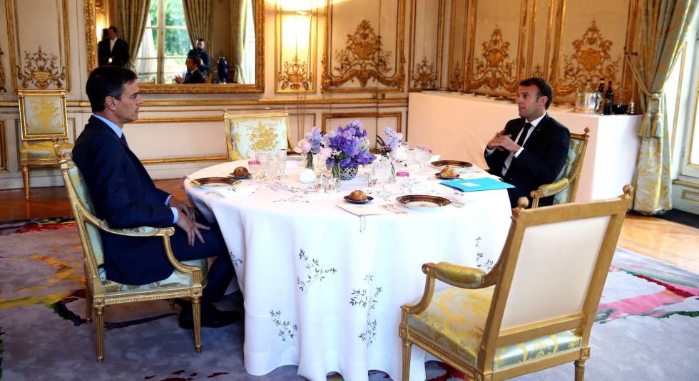 El presidente del Gobierno en funciones, Pedro Sánchez, y el presidente francés, Emmanuel Macron, el lunes en el Palacio del Elíseo, en París.