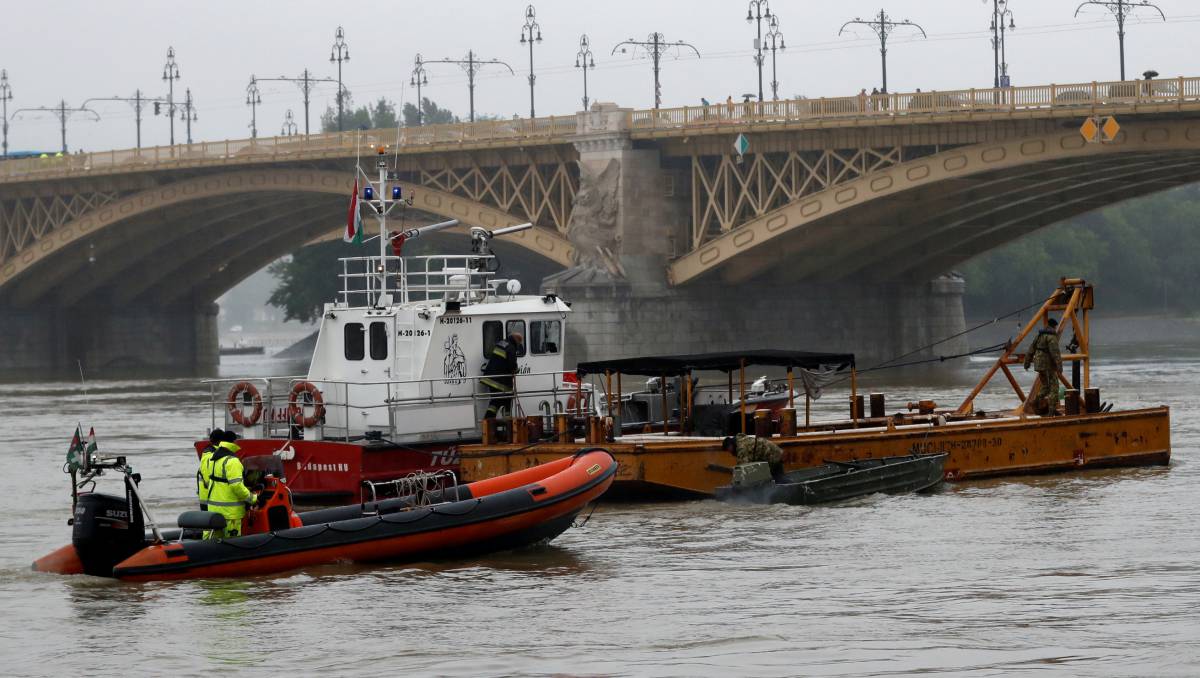 Los equipos de rescate en el Danubio.
