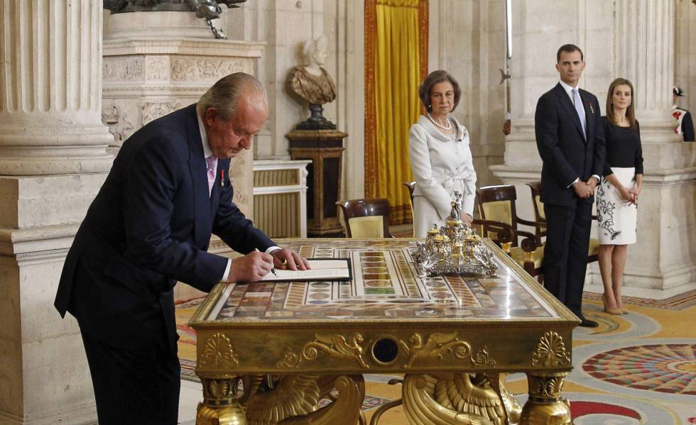 El rey Juan Carlos firma su abdicación en junio de 2014.