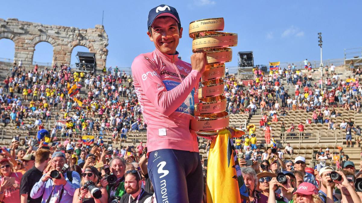 Carapaz alza el trofeo del Giro.