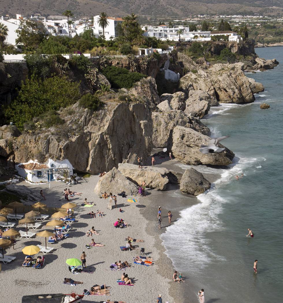 La playa de Burriana, la más grande de Nerja, con el chiringuito Ayo, un lugar emblemático de 'Verano azul', al fondo.