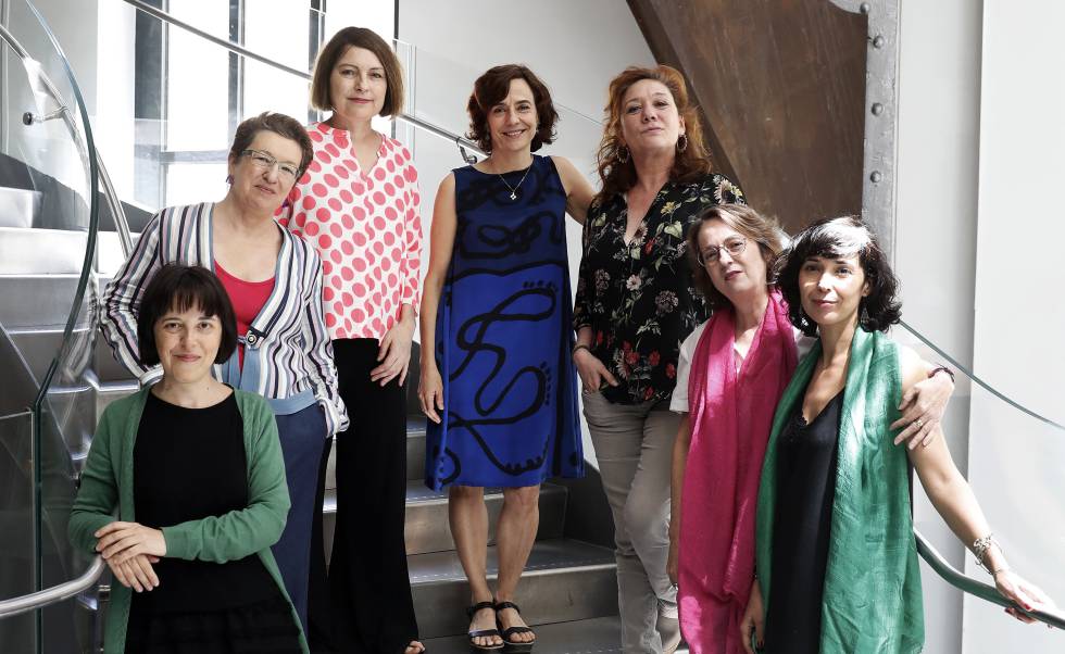 Autoras del libro 'Tsunami. Miradas feministas'.Â La primera por la derecha, Edurne Portela. 