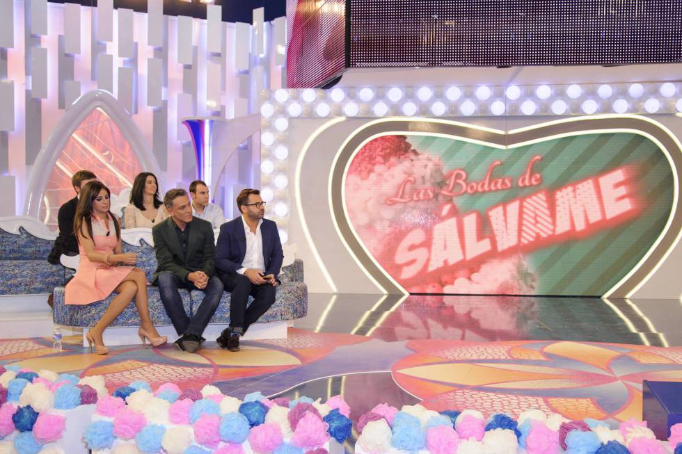 Jorge Javier junto a algunos colaboradores de 'Sálvame' en el programa 'Las bodas de Sálvame', una de las muchas ramificaciuones del formato donde se casaba a anónimos en directo.