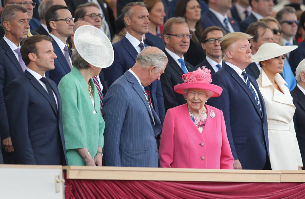 La reina Isabel II, en el palco junto al presidente de Francia y el de EEUU en el homenaje celebrado ayer en Portsmouth.