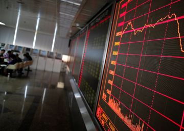 Un panel muestra la evolución de la bolsa de Shanghái.