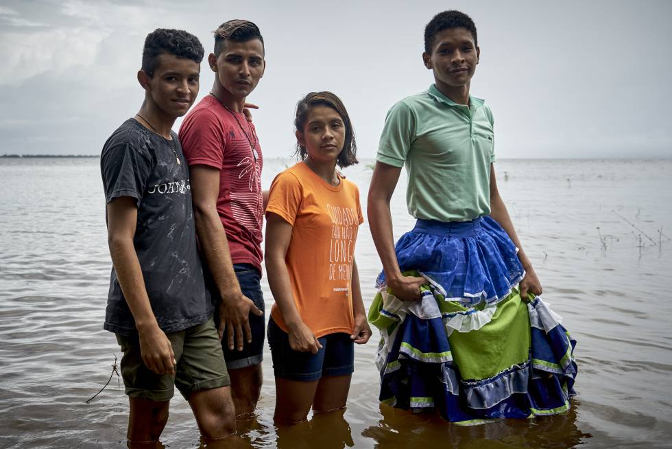 Dani y algunos amigos posan para un retrato en el margen del río Tapajós tras finalizar una actividad reivindicativa de los derechos LGBT+.