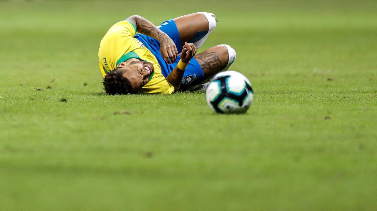 Neymar se duele tras sufrir la torcedura de tobillo.