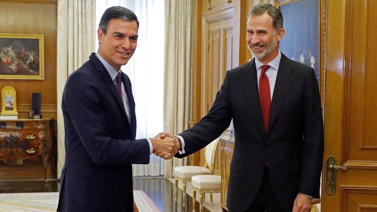 Felipe VI saluda a Pedro Sánchez.