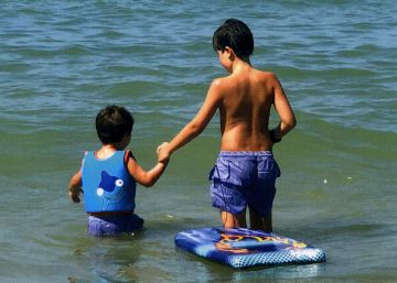 Otto, derecha, junto a su hermano pequeño, Alejo, en el mar.