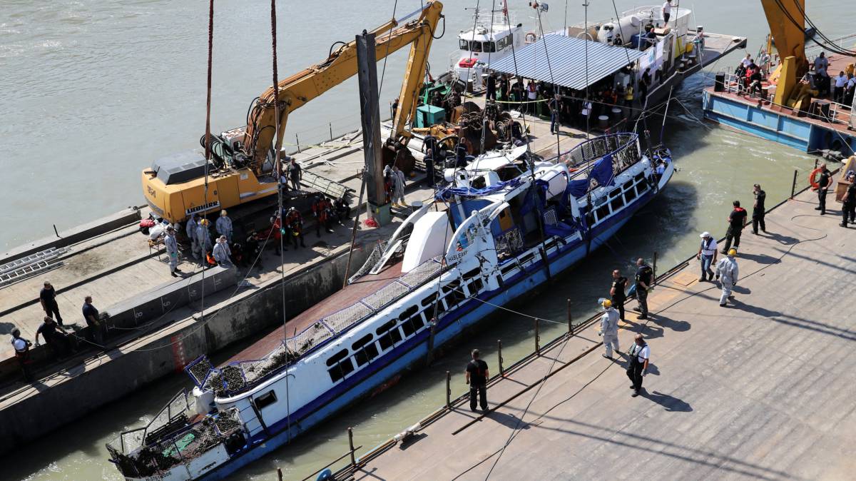 Operación de rescate del barco 'Sirena' este martes en Budapest (Hungría).