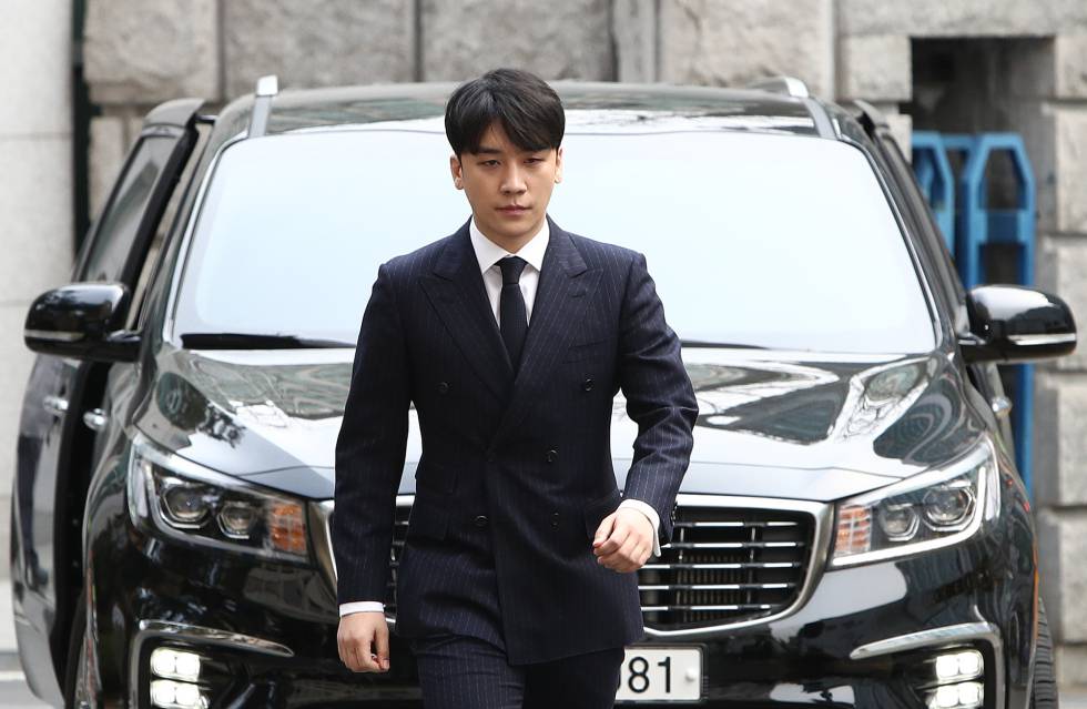 El cantante Seungri, a su llegada a la sede de la policÃa donde se le tomó declaración el pasado 14 de marzo en Seúl.