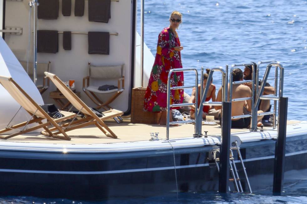 Marta Ortega, junto a Carlos Torreta y unos amigos, en el yate en el que que ha pasado recientemente unas vacaciones en la Costa Azul Francesa.