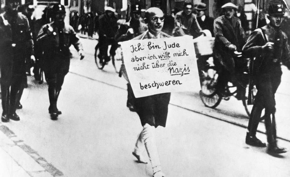 Un judÃ­o humillado en Munich, en 1933. El cartel dice: 'Soy judÃ­o pero no quiero quejarme de los nazis'.