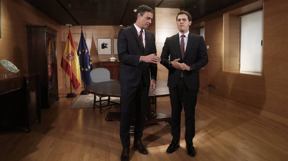 Pedro Sánchez junto a Albert Rivera antes de su reunión de este martes en el Congreso de los Diputados.