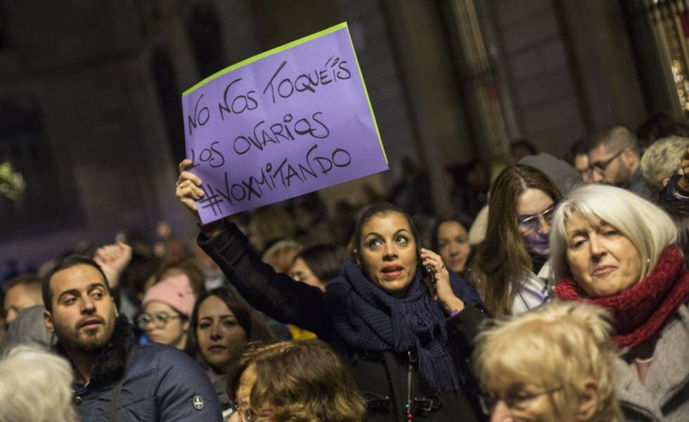 ManifestaciÃ³n feminista en apoyo a las mujeres de AndalucÃ­a y contra las propuestas de Vox en materia de gÃ©nero, en diciembre de 2018, en la PlaÃ§a de Sant Jaume de Barcelona.