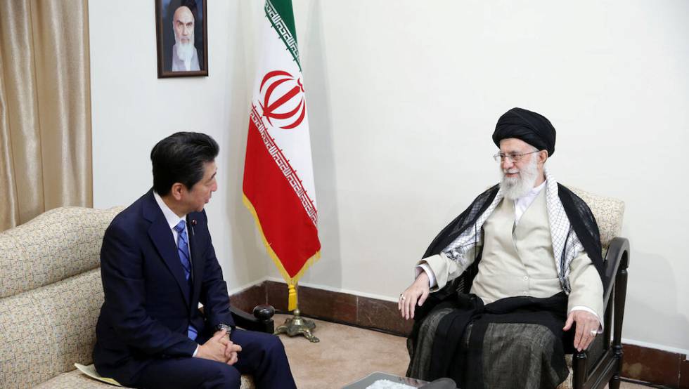 El ayatolá Jamenei y el primer ministro de Japón, Shinzo Abe, durante su reunión en Teherán.