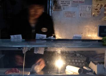 Sin luz pero con móviles: cómo afrontan el apagón los argentinos