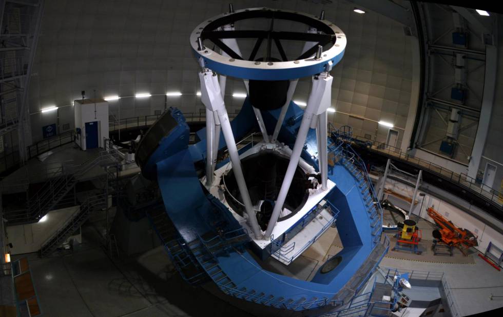 O telescópio de 3,5 metros do Observatório de Calar Alto, onde opera o instrumento Carmenes.