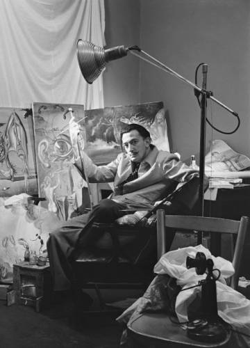 Dalí posa en su estudio del piso octavo del teatro Zeigfeld en 1943, en Nueva York. 