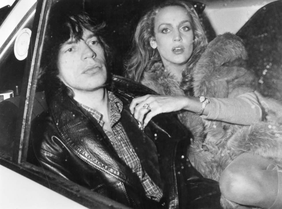 Mick Jagger con su pareja Jerry Hall en la parte de atrás de un coche, en París en 1979.
