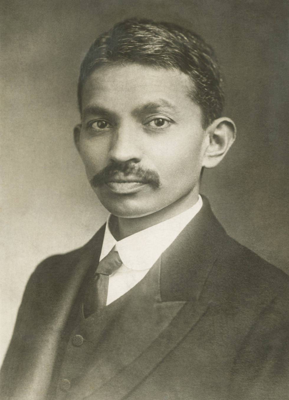 Mahatma Gandhi en 1893 durante su etapa en Sudáfrica donde trabajó como abogado en Pretoria.